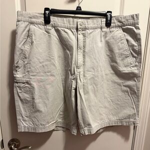 Men's Classic Columbia Sportswear Cargo Shorts in Light Khaki